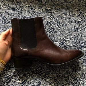 Dara Chelsea Boots